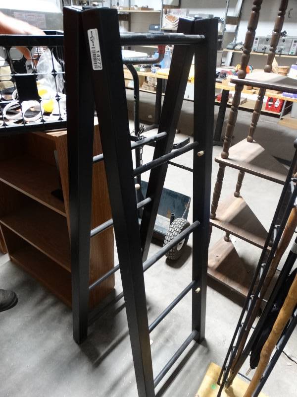 lot 14272 image: Wood display rack