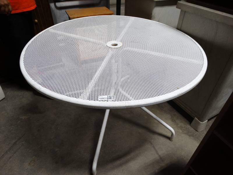 lot 14276 image: Round metal patio table
