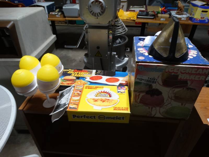 lot 14281 image: Donvier icecream maker perfect omelet micro double burger maker & microwave egg cooker