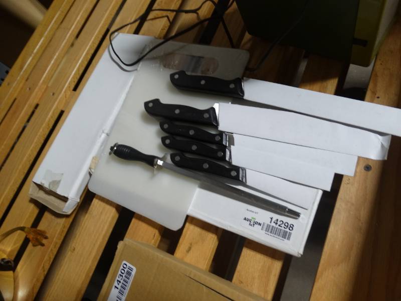 lot 14298 image: Knife set w cutting board & sharpener- New in box