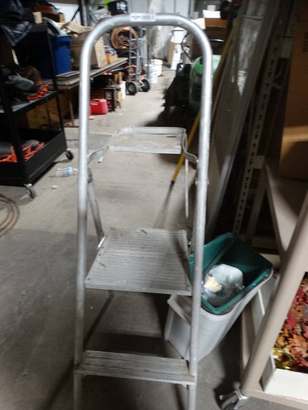 lot 14305 image: Folding step ladder