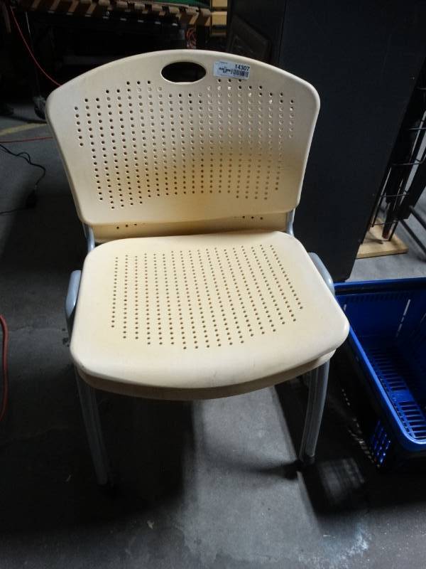 lot 14307 image: 2 nice office style chairs