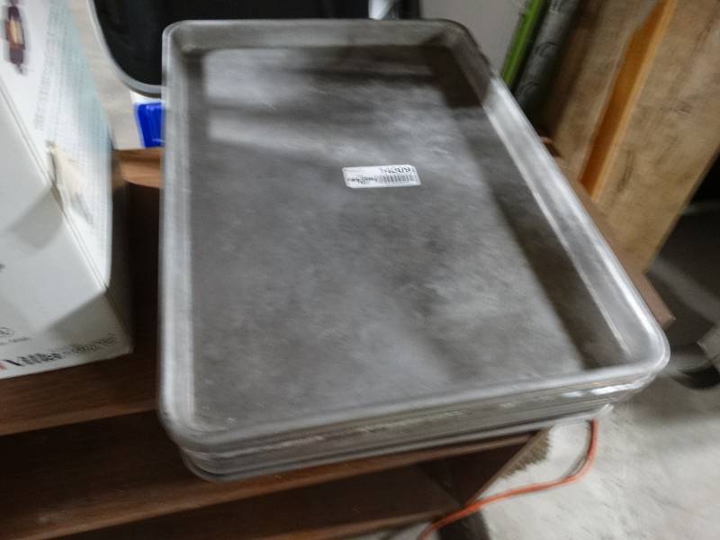 lot 14309 image: 9 half sheet pans