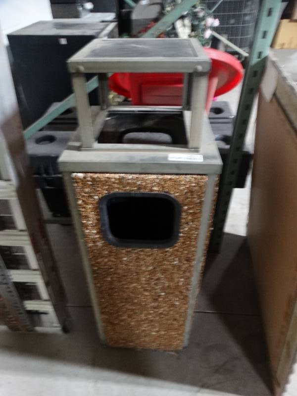 lot 14313 image: Outdoor trash can