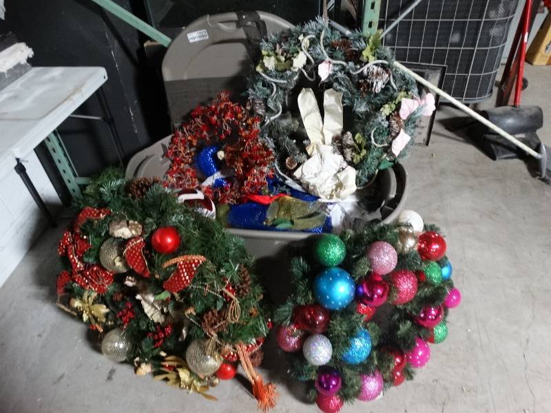 lot 14318 image: Lot of various Christmas items & wreaths