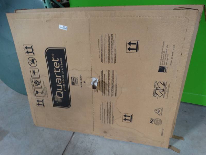 lot 14319 image: Quartet white board w tray- New in box- 4 x 3