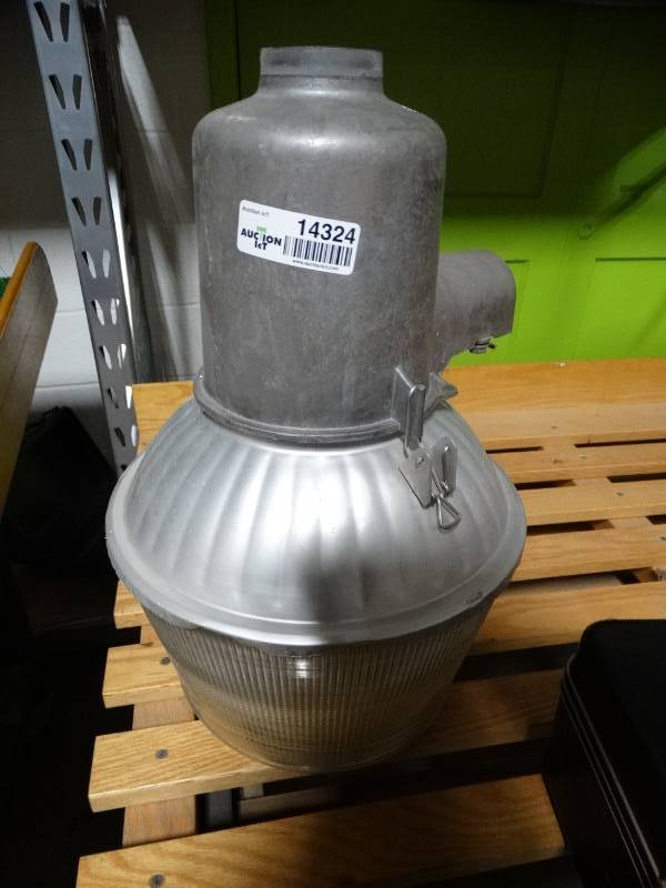 lot 14324 image: Outdoor light fixture