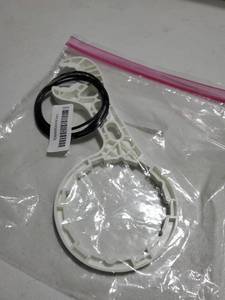 lot 54952 image: 1 Water Filter Wrenches with 4 Durable Rubber O-Rings, Compatible with GE Water Systems GXWH20F, GXWH04F, GXRM10RBL, GX1S01R, Quick Installation & Removal Tool, White(only 1 filter Wrenches and 4ring) - Retail $16