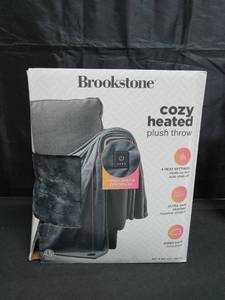 lot 4901 image: Brookstone Heated Solid Plush Throw Gray - Retail $35