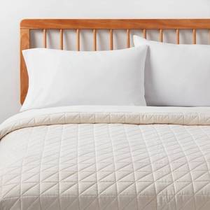 lot 5288 image: TwinTwin Extra Long Microfiber Quilt Ivory - Room Essentials - Retail $30