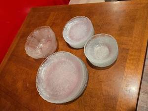 lot 18 image: Clear Glass Floral Pattern Plates And Bowls