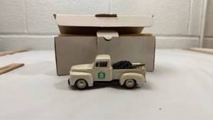 lot 19 image: 1993 US Model Mint Christmas Ford Pickup Truck