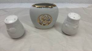 lot 33 image: Japanese Bird Design Salt and Pepper Set with Gold Trim