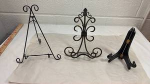lot 49 image: Decorative Metal Display Easel Set