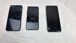 lot 92 image: Lot of 3 Samsung Smartphones - For Parts