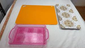 lot 131 image: Decorative Serving Tray Set and Cutting board