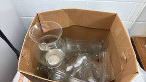 lot 207 image: Clear Glass Vase Collection