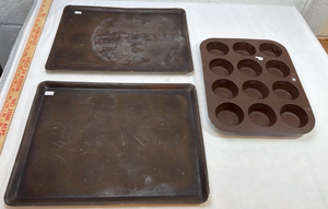 lot 237 image: Baking Set - Cookie Sheets and Muffin Pan