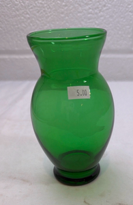 lot 283 image: Emerald Green Glass Flower Vase