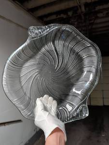 lot 11133 image: Clear Glass Shell Platter
