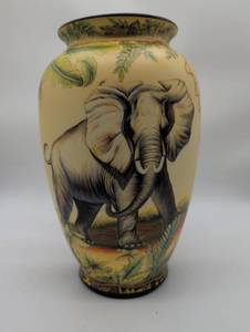 lot 11148 image: Hand-Painted African Elephant Glass Vase