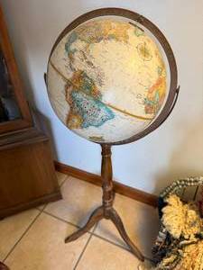 lot 1202 image: World Floor Model Globe--FR