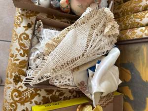 lot 1210 image: Assorted Doilies--FR