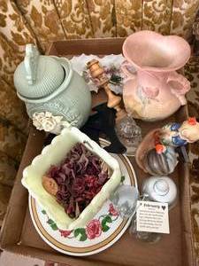 lot 1211 image: Hull Vase & Miscellaneous Decorations--FR