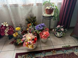 lot 1218 image: Miscellaneous Fake Flowers & Live Christmas Cactus--FR