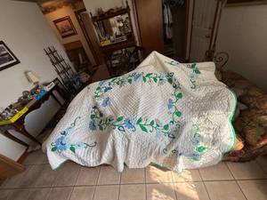 lot 1221 image: Hand Stitched Blue Flowers Full Size Quilt--FR