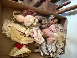 lot 1239 image: Angel Home Figures x2 Boxes--FR