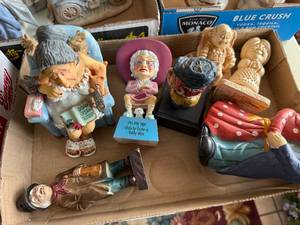 lot 1253 image: Vintage Miscellaneous Figurines--FR