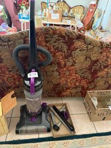 lot 1256 image: Bissel Power Force Vacuum w Attachments--FR