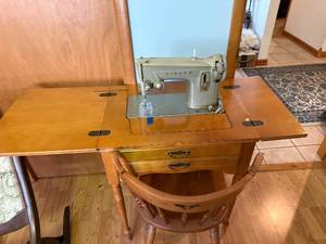 lot 1264 image: Vintage Singer Sewing Machine w Cabinet--SBRM