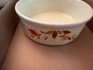lot 1010 image: Hall Jewel-T Serving Bowl--K