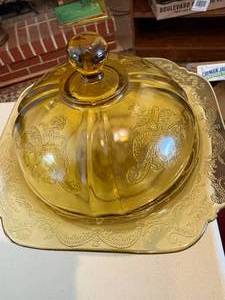 lot 1031 image: Amber Depression Madrid Glassware (2x lids one chipped, 3 candle holders one chipped, butter dish)--BP