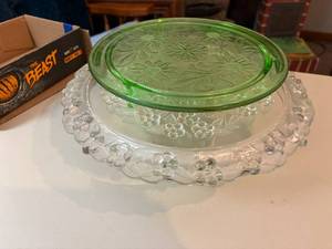 lot 1041 image: Cake Plates x2 (green & clear)--BP