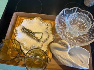 lot 1062 image: Flat of Miscellaneous Glassware--K