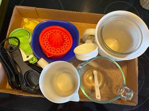lot 1069 image: Measuring Cups ( Pyrex & Tupperware)--K