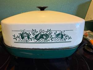 lot 1076 image: West Bend Electric Skillet--K