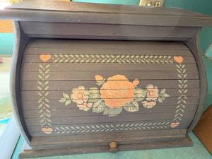 lot 1079 image: Roll Top Wooden Bread Box--K
