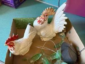 lot 1083 image: Chickens & Hanging Hummingbirds Decor--K