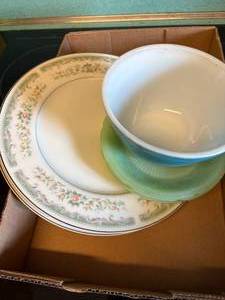 lot 1084 image: Collectible Pieces of Glass x6 (Roseville Plate, Alberon Plate, Fire King Saucers x3, Small Blue Pyrex)--K