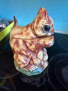 lot 1086 image: McCoy Squirrel Cookie Jar--K