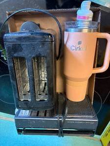 lot 1087 image: Proctor Silex Toaster AM-FM Radio, Large ColdHot Travel Cup--K