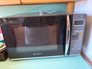 lot 1088 image: Emerson 1100W Microwave--K