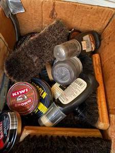 lot 1092 image: Shoe Shine Kit--LRY