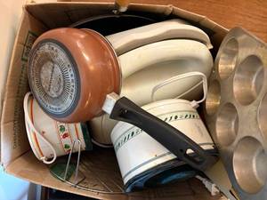 lot 1115 image: Grill Mate, Mini Muffin Tin, Wok & Mini Crockpot--LR