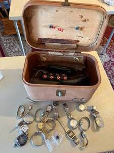 lot 1138 image: Wrist Watches, Pocket Watches, Eye Glasses w Cases in Vintage Make-up Case--BP