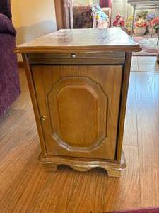 lot 1159 image: End Table (22H x 13W x 20H)--LR